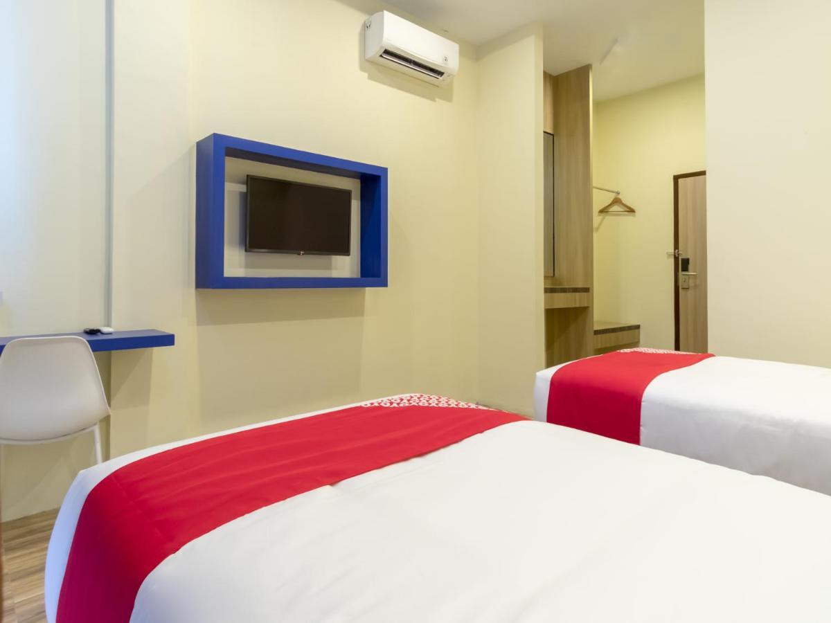 OYO 727 Merlion Hotel Medan Exterior foto